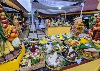 Persiapan Persembahan dalam Piodalan Pura Sanatanagama. dok/Pusat Kerohanian UGM.
