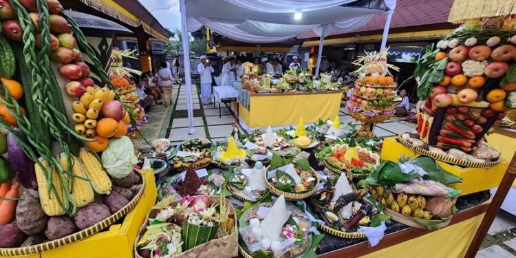 Persiapan Persembahan dalam Piodalan Pura Sanatanagama. dok/Pusat Kerohanian UGM.